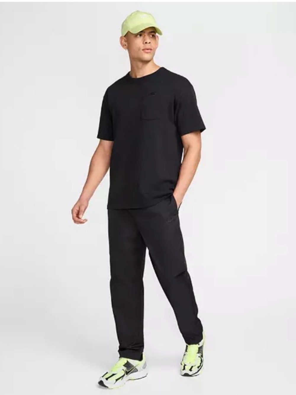 Nike Club Woven Tapered Pants. Size S